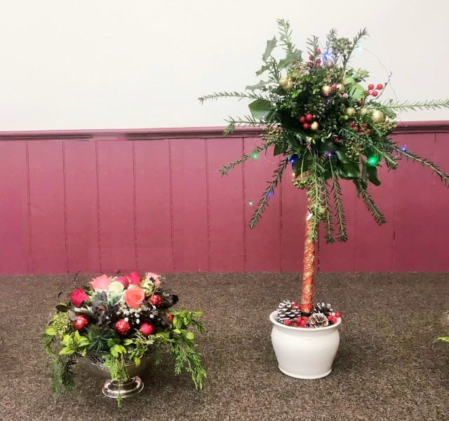 Flower arranging led by Lynne Christmas 2024 - photo 3